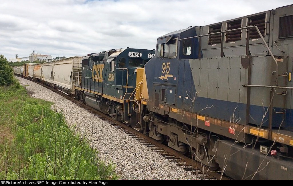 CSX 95 and 2684 roll southbound